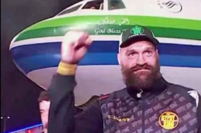 Oleksandr Usyk 'spies' on Tyson Fury from plane cockpit in bizarre scenes ahead of clash