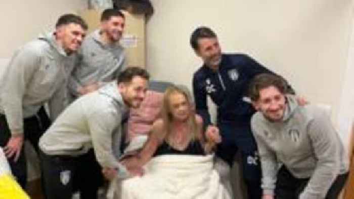 Players' festive visit 'boosts mood' at hospice