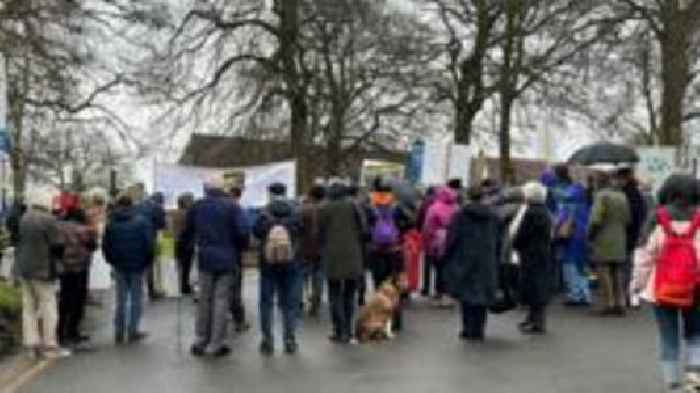 Protest yn erbyn cynlluniau i symud cyrsiau prifysgol o Lambed