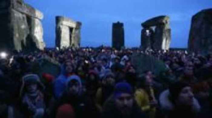 Timelapse shows winter solstice sunrise at Stonehenge