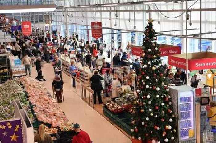 What time supermarkets close in Hull on Christmas Eve 2024