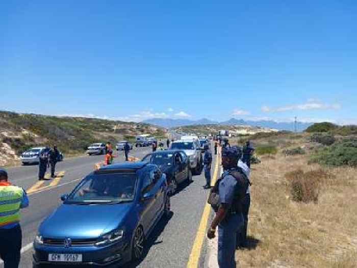 News24 | Shoppers, beachgoers welcome top cops' walkabouts at malls, beaches in Cape Town