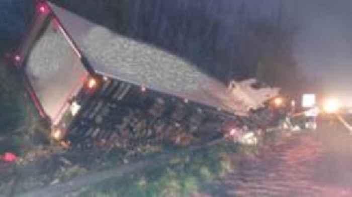 Overhanging lorry forces part of motorway to close