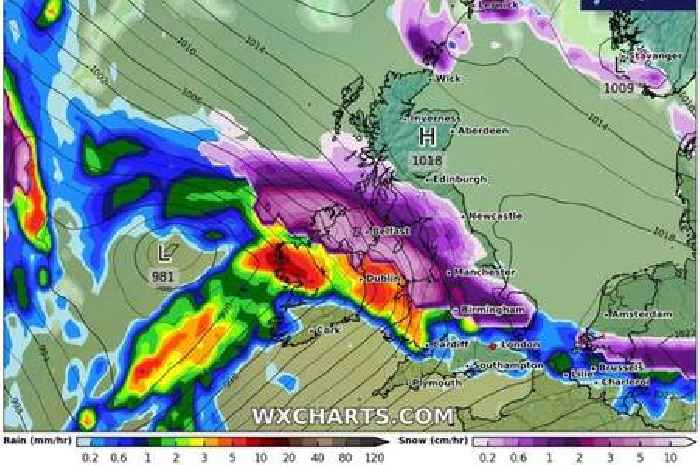 UK weather charts show 300-mile wall of snow to hit on New Year's Day