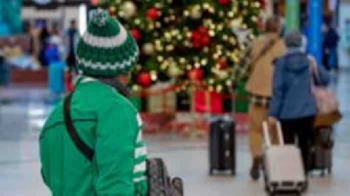 Weather and airport delays disrupt American Christmas travel