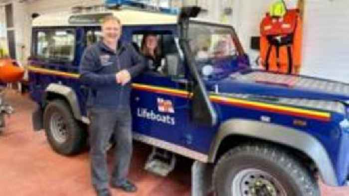 Couple visit 100th lifeboat station in challenge