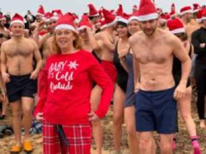 Hundreds run into sea for Boxing Day dip