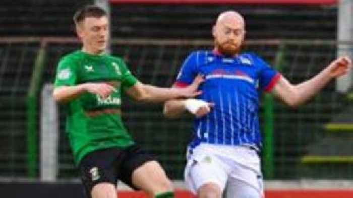 Two sent-off as Glens draw with leaders Linfield