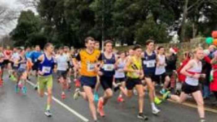 Hundreds take part in annual Boxing Day run