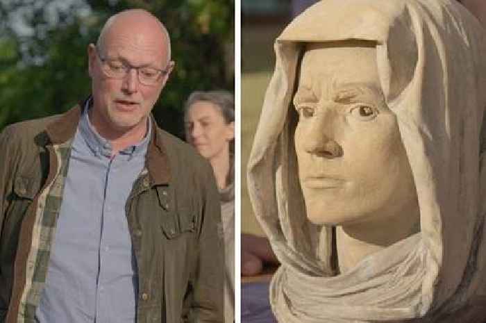 Antiques Roadshow guests amazed as 'creepy' family heirloom gets top value