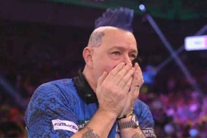 Peter Wright's World Darts Championship interview cut short as he struggles to breathe