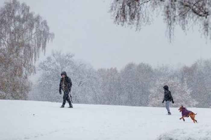 UK weather maps reveal exact date 281-mile wall of snow will cover England in early January