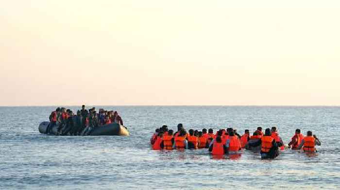 Suspected people smugglers face travel bans and social media curbs