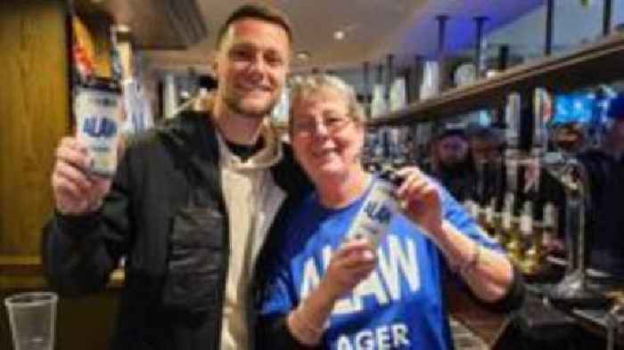 Leeds United hero puts £1,000 behind pub's bar