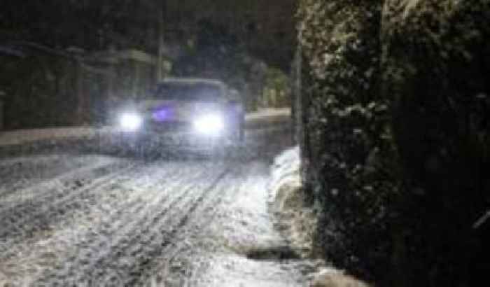 Snow hits parts of the UK with amber weather warnings in place