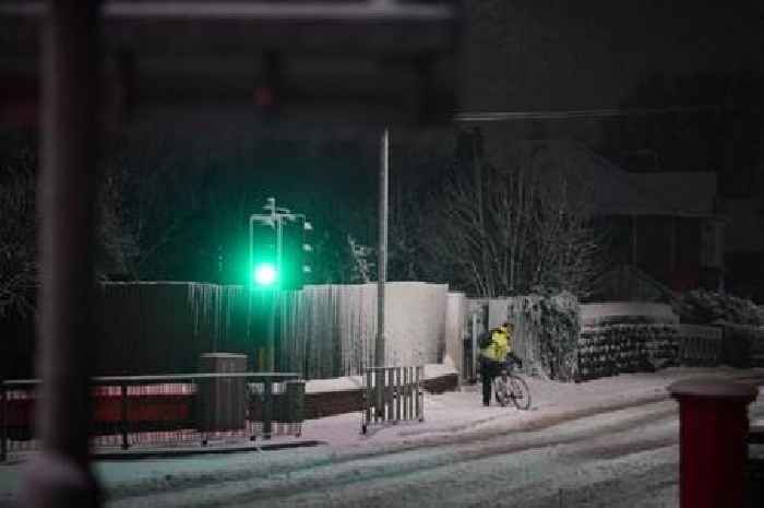 Met Office announces exact hour 30cm snow bomb will end with 'no more flurries'