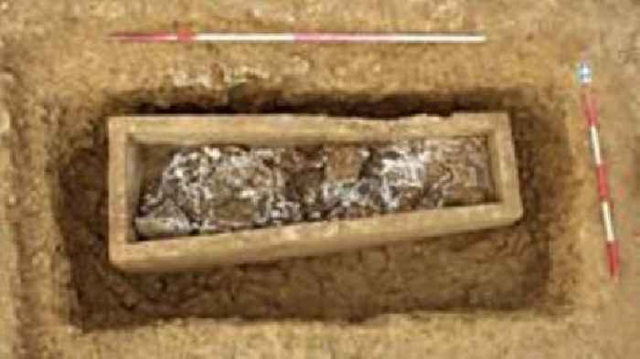 Roman coffin as heavy as polar bear found by road