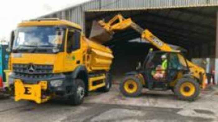 Gritters face 'tricky night' with snow warning