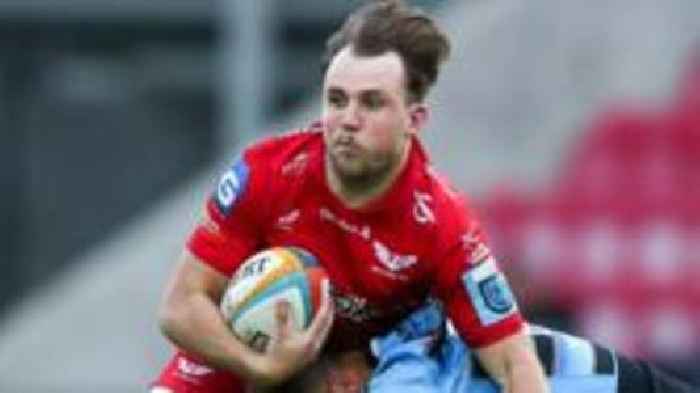 Wales fly-half Lloyd set to leave Scarlets for Cardiff