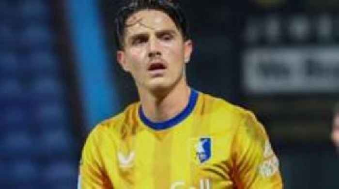 Swindon bring in Mansfield striker Nichols on loan