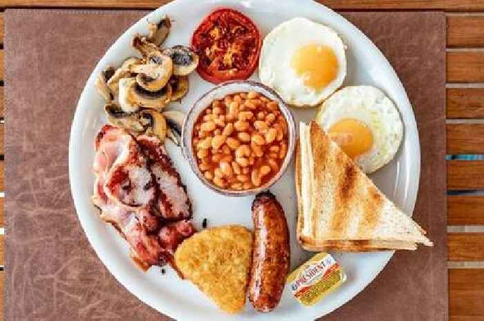 Easy five-minute full English breakfast recipe that only uses one pan