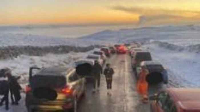 Gritters blocked in by '200 cars' in Peak District