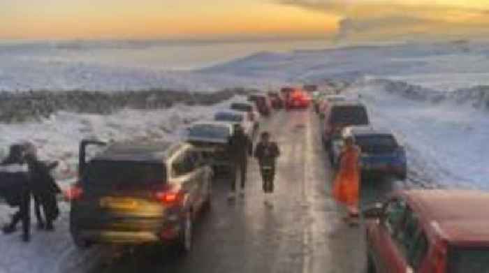 Gritters blocked in by '200 cars' in Peak District