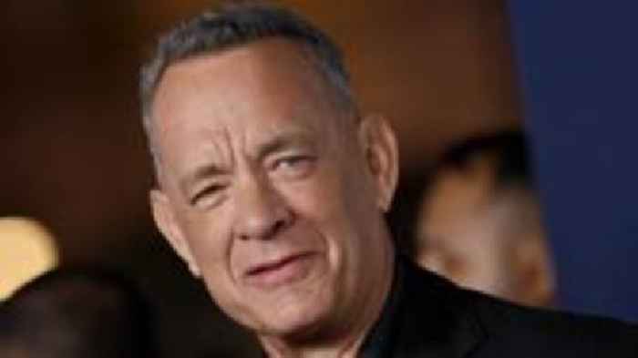 Tom Hanks yn cefnogi menter newydd tad a mab o Sir Gâr