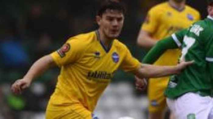 Shrewsbury sign Eastleigh midfielder Gape