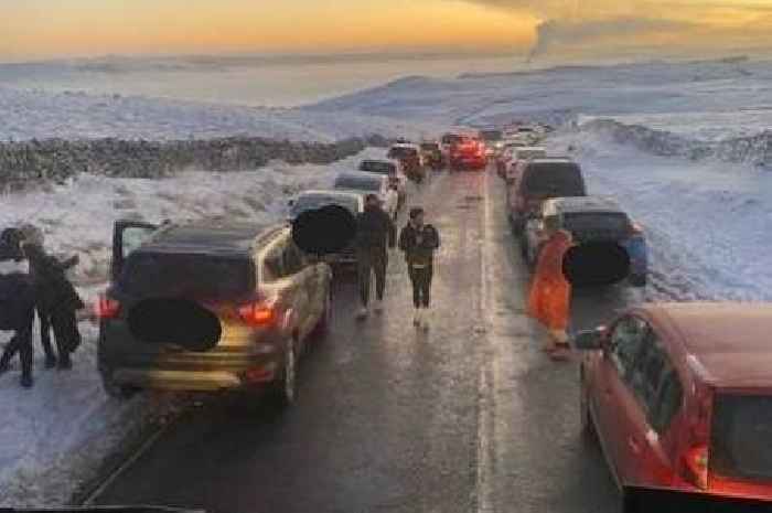 Peak District outrage over 'ridiculous' parking mayhem at popular beauty spot