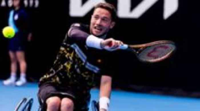 Hewett, Reid & Lapthorne win opening singles ties