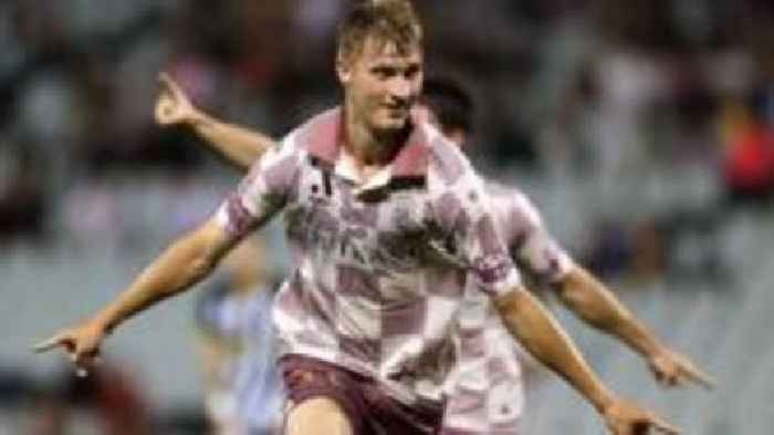 Portsmouth sign Aussie striker Waddingham