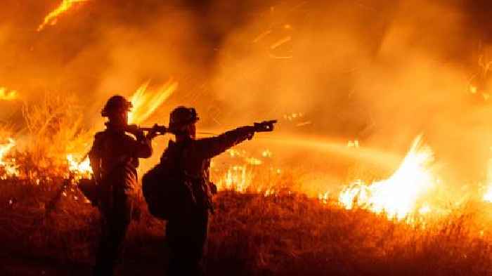 Thousands flee as new wildfire burns in southern California