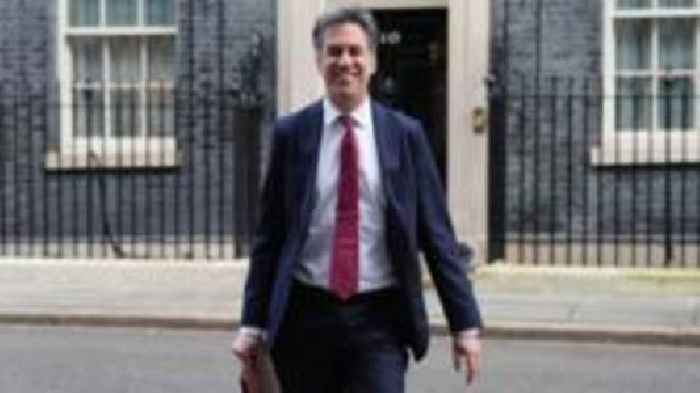 Miliband: I won't quit over Heathrow expansion