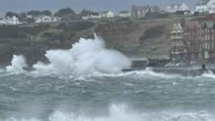 Red weather warning for violent storm force winds