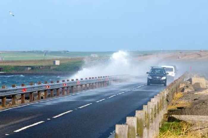 Storm Éowyn latest as new amber warning issued for 'very strong' winds after rare red alert