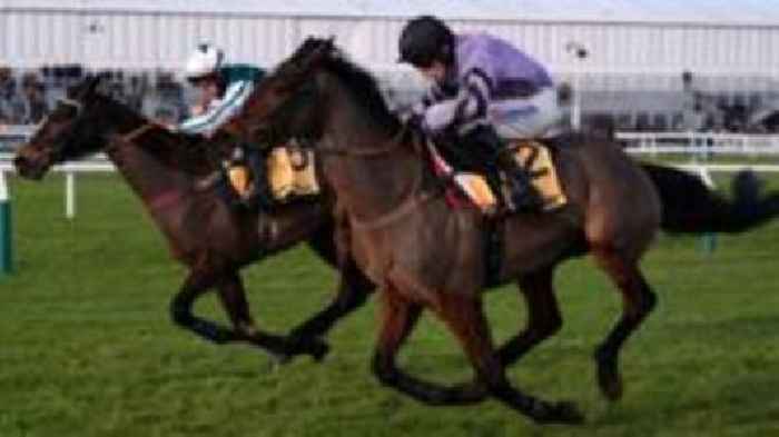 L'Homme Presse beats Stage Star in Cotswold Chase