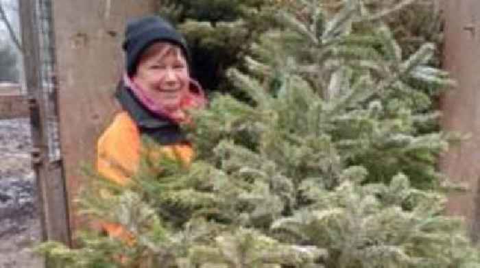 Thousands raised in cancer charity tree collection