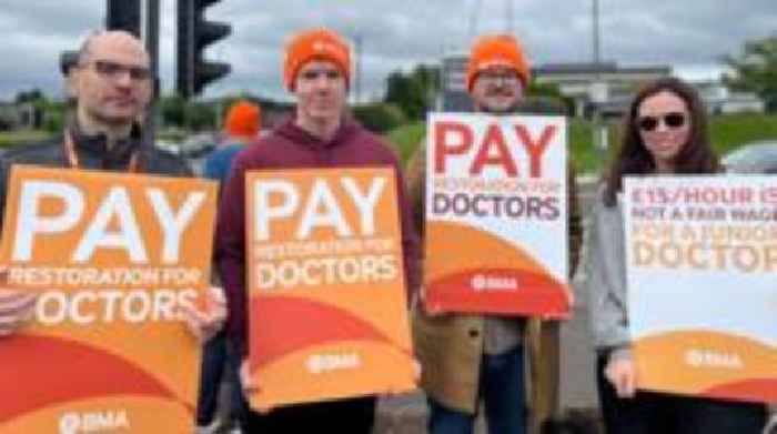 Northern Ireland resident doctors vote to accept 4% pay rise