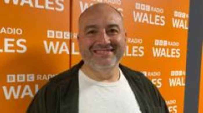 Wynne Evans 'yn cymryd seibiant' o gyflwyno ei raglen ar Radio Wales