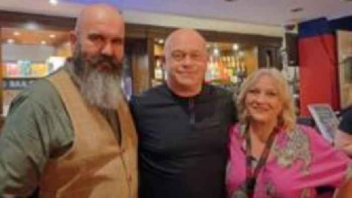 Ross Kemp 'mobbed by locals' in surprise pub visit