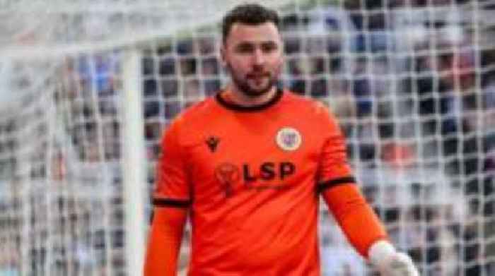 Bromley keeper Smith signs new deal