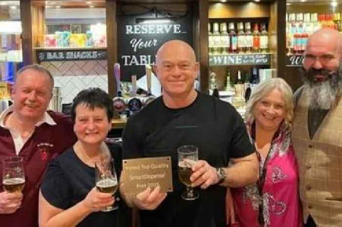 Ross Kemp delights locals as he drops into Beeston pub and plays Sticky 13s