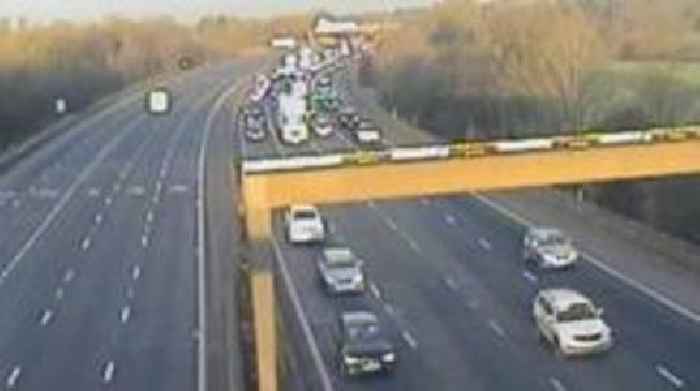 Crash blocks most of motorway to rush-hour traffic