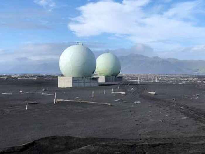 Galileo sites from pole to tropics begin migration