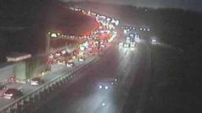 Busy motorway stretch closes after 'serious crash'