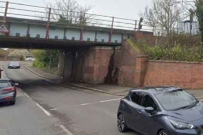 Man in Kent street is held 'at knifepoint by people in car'