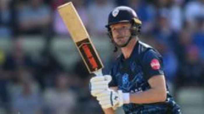 Derbyshire extend Donald contract