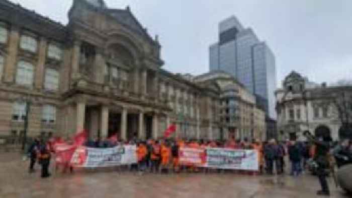 Bin workers in pay protest outside  council HQ