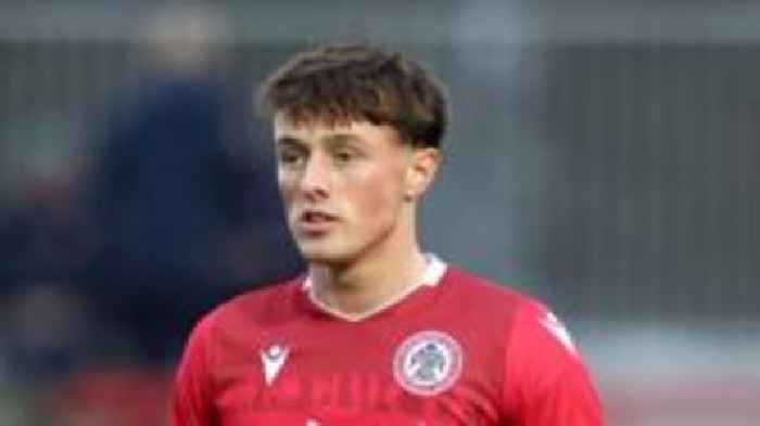 Accrington striker Woods signs new contract